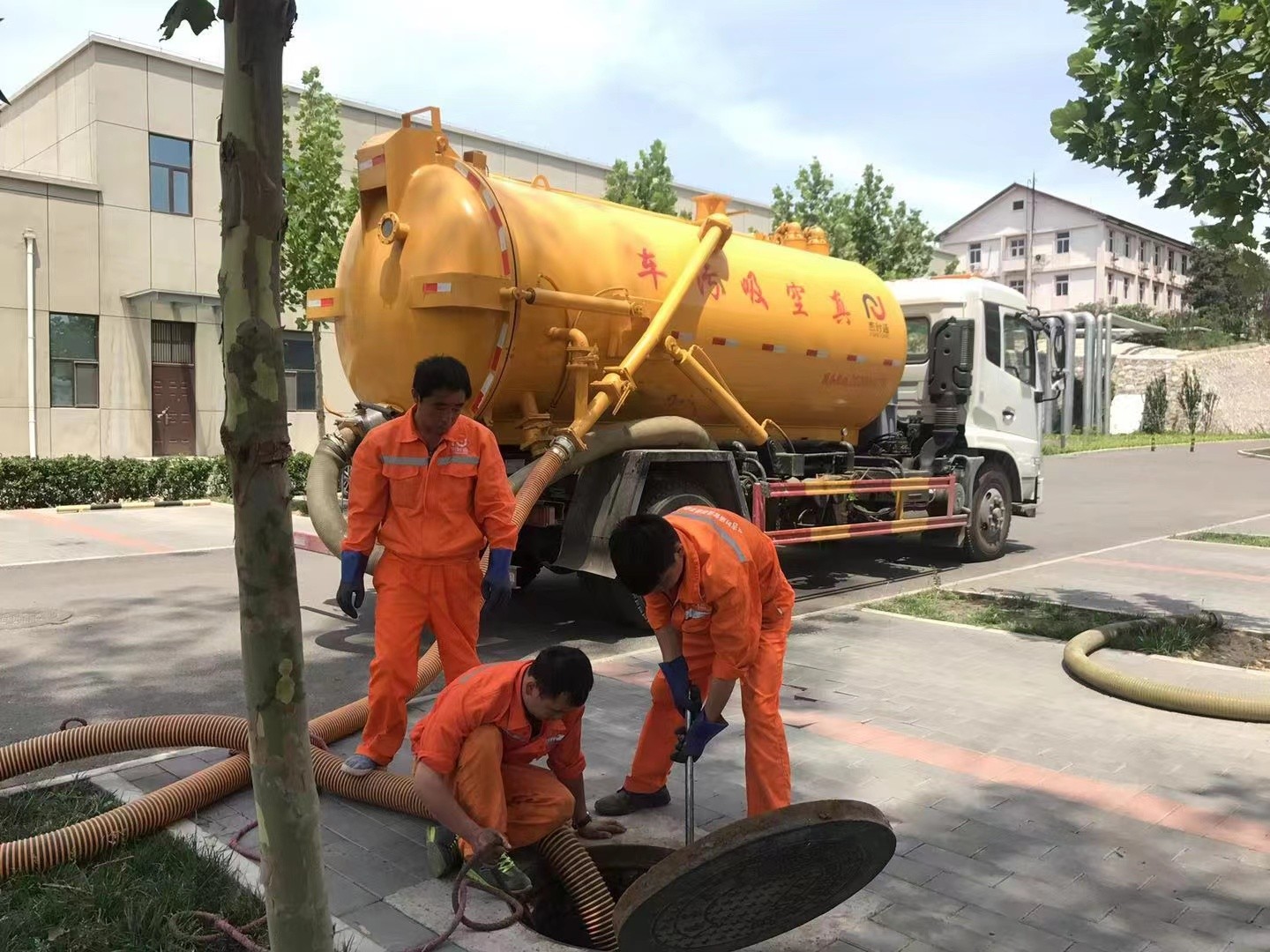 剑河管道疏通车停在窨井附近